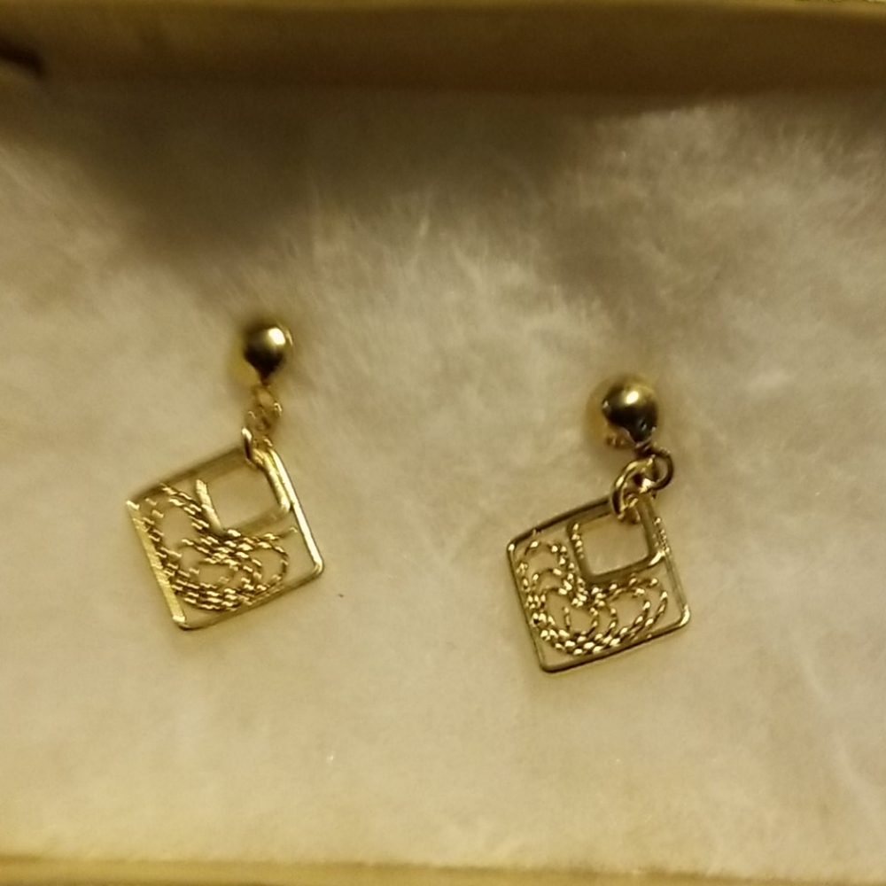 Small Dangle Earring. (LE-70)